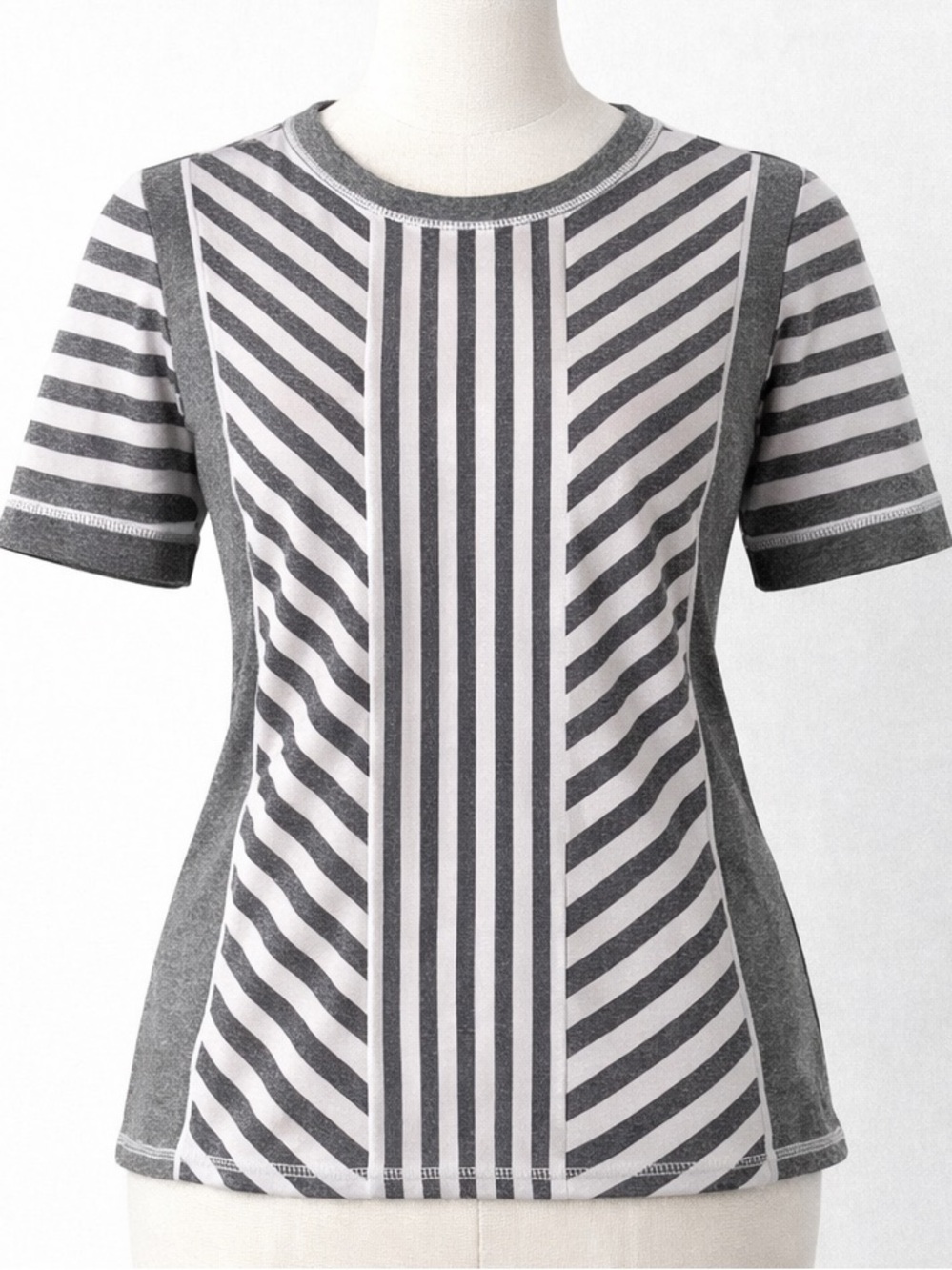 Simply Vera Vera Wang Women’s Gray and White Striped Short Sleeve Tee | Size S